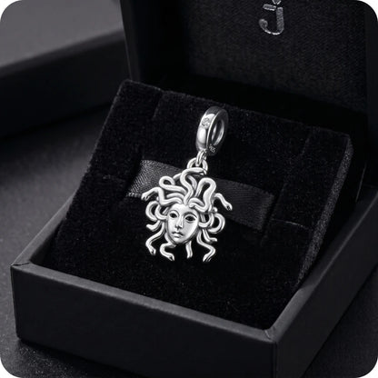 Berloque Medusa em Prata 925