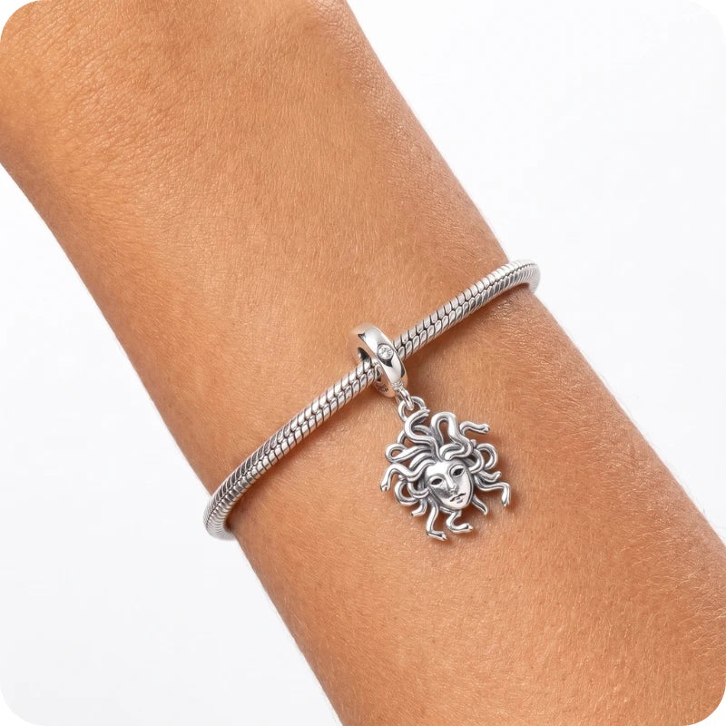Berloque Medusa em Prata 925
